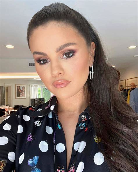 Fabulous Sexy New Selena Gomez Selfie Plump Luscious Lips Celeblr