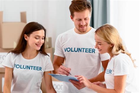 Voluntarios En El Trabajo Preparando Donaciones Para Caridad Foto Gratis