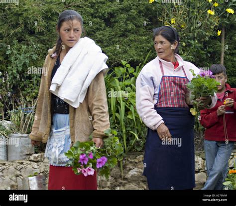 Guatemala Capellania Ind Genas Maya Quiche Madre E Hija En Coloridos Delantales Tradicionales