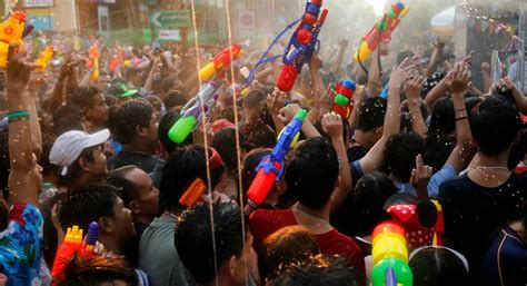 songkran tailândia celebra ano novo com festival de Água