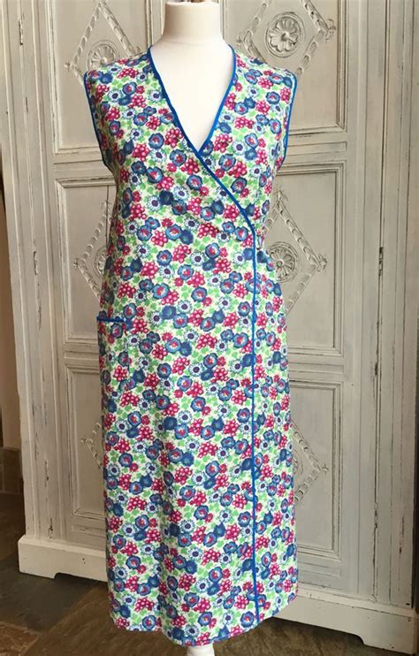wwii 1940s 50s vintage wrap around apron pinny floral print size 10 12 womens vintage dresses