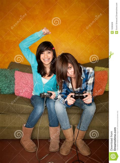Duas Meninas Que Jogam O Jogo Video Foto De Stock Imagem De Feliz