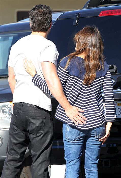 Ben Affleck Kisses Jennifer Garner 2014 Pictures Popsugar Celebrity