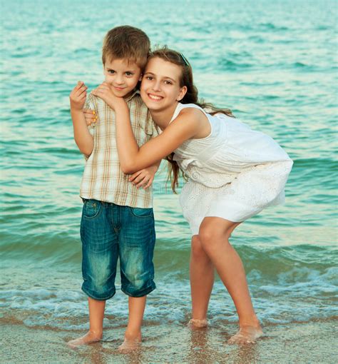 Giovane Madre Con Suo Figlio Sulla Spiaggia Con Le Coperture Fotografia Stock Immagine Di