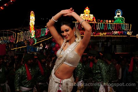 maryam zakaria hot navel show in saree for item dance sexy stills