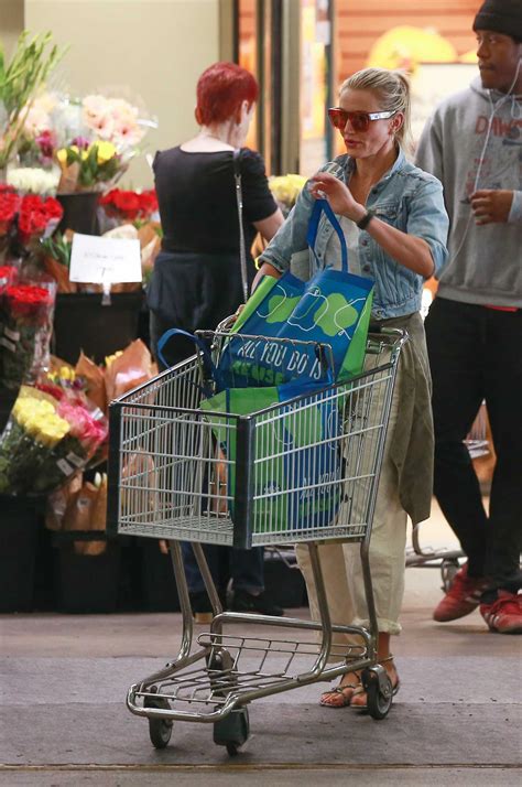 Cameron Diaz In A Beige Pants Goes Shopping At Whole Foods In Beverly Hills Celeb Donut