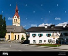 Die Kirche und das Tourismusbüro im Dorf Igls nahe Innsbruck Tirol ...