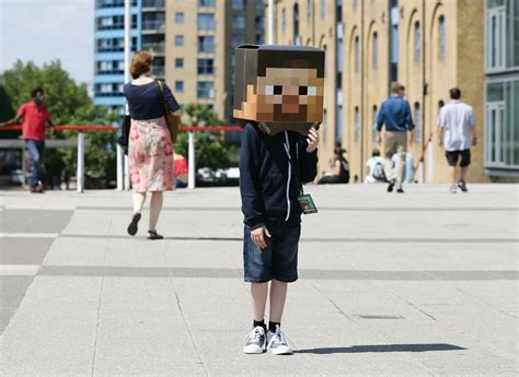 Cardboard Box Costumes And Creations Stole The Minecon Show In London Not The Release Of