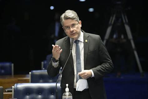 Senador alessandro é delegado da polícia civil de sergipe. Após polêmica com leite condensado, Alessandro Vieira quer ...