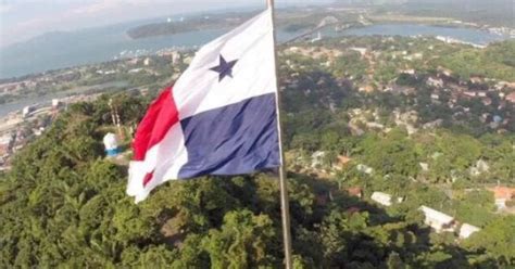 La Hermosa Bandera Panameña En La Cima Del Cerro Ancónfefd Love