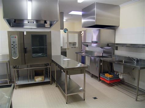 The chefs are separated from the clients only by a glass and a by focusing on ergonomic kitchen design, they can significantly optimize the space and drastically improve the overall comfort of their small place. Commercial Kitchen Design Kitchen Design I Shape India for ...