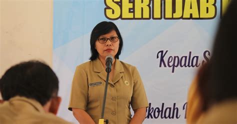 Setelah itu, rekaman tersebar ke pegawai di sekolah. PROFIL KEPALA SEKOLAH ~ SMK NEGERI 1 KOKAP