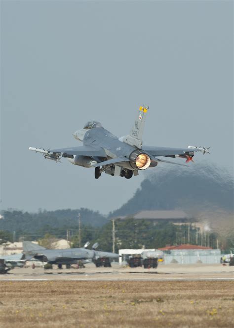 An F 16 Fighting Falcon With The 388th Expeditionary Flickr