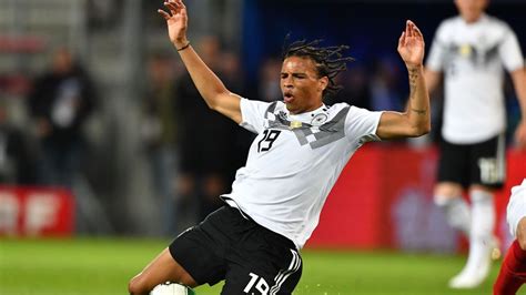 From his wife or girlfriend to things such as his tattoos, cars discover everything you want to know about leroy sané: Ein Mädchen: Profi-Kicker Leroy Sané (22) ist Papa ...