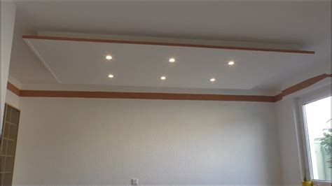 Versierte handwerker stellen einen unterbau bzw. Decke abhängen und LED Strahler und LED Strips light ...