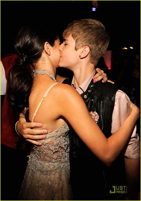 Selena Gomez And Justin Bieber Teen Choice Awards Kiss Photo 2568000