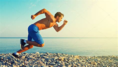 Hombre Atleta Corriendo Por El Mar Al Atardecer Al Aire Libre Foto De Stock Evgenyataman