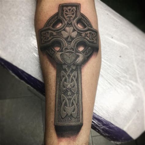The celtic crosses that are seen today were primarily commissioned and constructed up until the mid 12th century. 70 Traditional Celtic Cross Tattoo Designs - Visual ...