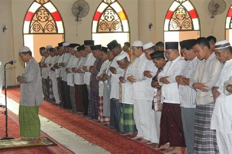 13 Pahala Dan Keutamaan Berjamaah Di Masjid