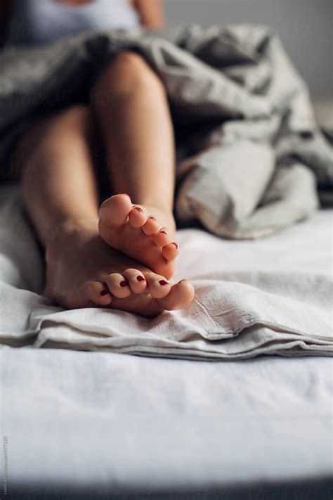 Feet Of A Woman Sitting In Bed Del Colaborador De Stocksy Lumina Stocksy