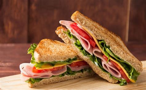 Sándwich De Jamón Y Vegetales Para Desayuno Fácil Y Rápido