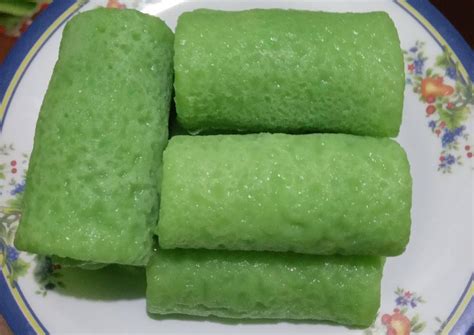 Kue dadar gulung mempunyai rasa yang cukup gurih mengingat bahan isinya yang menggunakan kelapa parut. Resep Kue Dadar Gulung Isi Kelapa - Cake Recipes