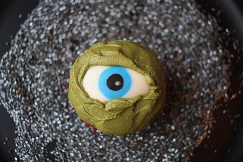 Creepy And Easy Chocolate Eyeball Cupcake Tutorial Erin Bakes