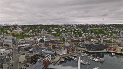 Vídeo Premium Tromsø noruega aérea v12 sobrevuelo de bajo nivel del