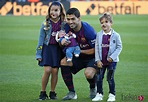 Luis Suárez posando con sus tres hijos por primera vez en el Camp Nou ...