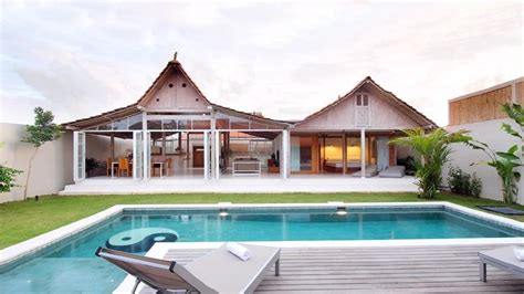 Kombinasi tampilan kayu berseni dengan kolam renang yang modern. 5 Desain Rumah Joglo Modern, Tradisional yang Kekinian