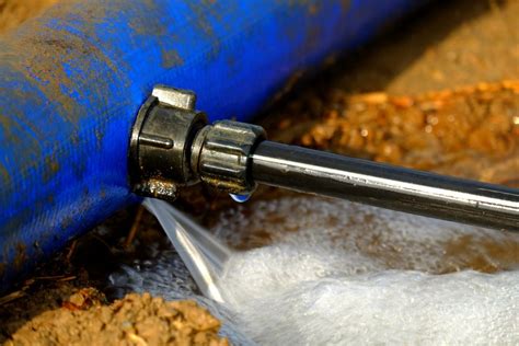 Liegt ein leitungswasserschaden vor, gilt es möglichst schnell die wasserzufuhr an den absperrventilen oder am haupthahn. Rohrbruch Hilfe was tun Wasserrohrbruch Bautrocknung ...