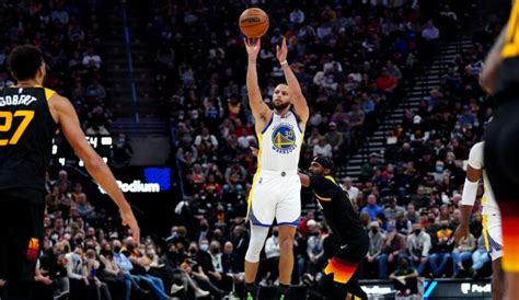 Stephen Curry Breaks Own Record With 3 Pointer In 158th Straight Game