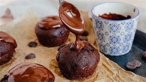 Rhabarberkuchen mit vanillecreme und streuseln. Schoko-Muffins mit Rhabarber und Schokohäubchen | Food Blog ninastrada