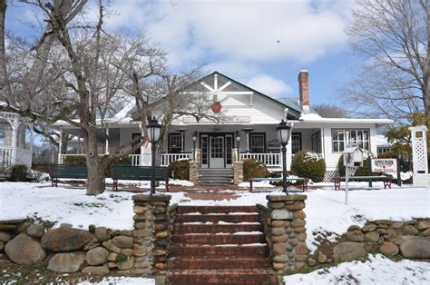 Pigeon forge's most famous attraction is dollywood, the awesome theme park named after smoky mountain native dolly parton. Applewood Farmhouse Restaurant covered in snow | Farmhouse ...