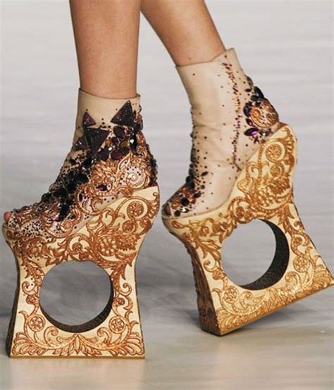 20 Pics Of The Most Bizarre Shoes Youll Ever See Linkiest