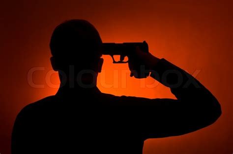silhouette des mannes zeigt pistole an den kopf bereit selbstmord zu begehen stockfoto