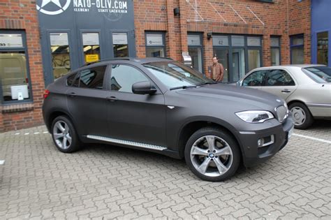 It weighs a bit over 5000 lbs. BMW X6 IN SCHWARZ-BRAUN MATT METALLIC | Nato Oliv Car Wrapping