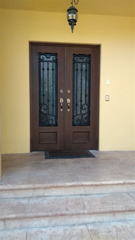 Son puertas sencillas, pero a la vez con estilo, nuestras puertas pivotantes modernas emplean elementos de diseño simple para crear un efecto artístico distintivo. Resultado de imagen para puertas modernas entrada hierro ...