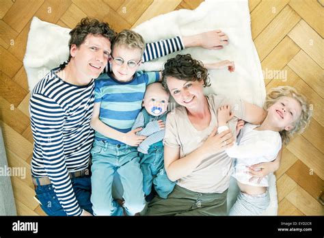 Familia Con Tres Hijos Fotografías E Imágenes De Alta Resolución Alamy