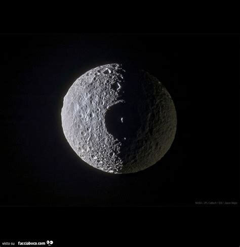 Mimas Satellite Di Saturno