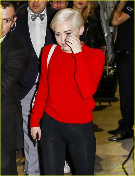Miley Cyrus Wears Comfy Slippers After World Music Awards Wins Photo Photo Gallery
