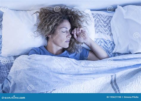 Hermosa Mujer Caucásica Adulta Solitaria Duerme Sola En Una Cama Doble