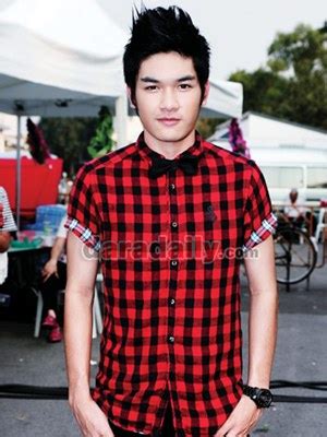 สิงโต เดอะสตาร์ โพสต์ภาพหนุ่มฝรั่ง หล่อ คม เข้ม หรือนี่คือการเปิดตัวแฟนหนุ่ม หลังจากที่ปล่อยภาพชายจับมือมาแล้วก่อนหน้า1วัน เกาะติดข่าว กด. ดารา สิงโต เดอะสตาร์ ลงละครกลางปีนี้
