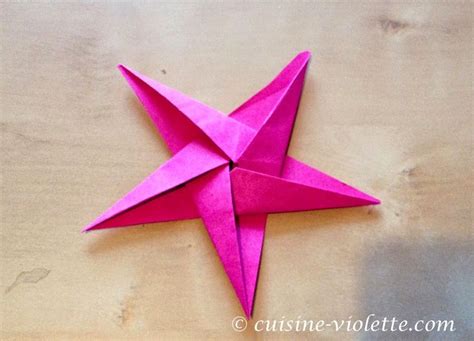 Sterne basteln für weihnachten und eine passende origami anleitung zu jeder sternenform finden. Der fertige Origami-Stern | Origami stern anleitung, Origami stern anleitung einfach, Sterne ...