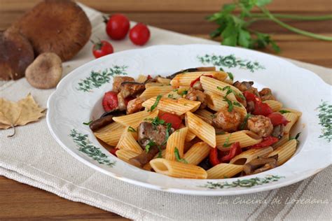 Mettere nel boccale la cipolla, lo speck a listarelle e le zucchine a tocchetti: Pasta funghi e salsiccia - Un primo piatto ricco e saporito
