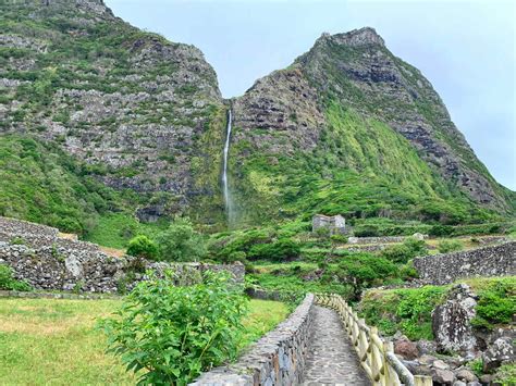 Flores is een eiland dat onderdeel uitmaakt van de azoren, in het midden van de atlantische oceaan en 1950 km for faster navigation, this iframe is preloading the wikiwand page for flores (azoren). Azores Waterfalls Wallpapers - Wallpaper Cave