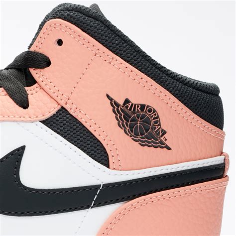 Although its taller counterpart remains more coveted among sneaker enthusiasts, the air jordan 1 mid has made a case for itself all throughout 2020. Jordan Brand Wmns Air Jordan 1 Mid - 555112-603 ...