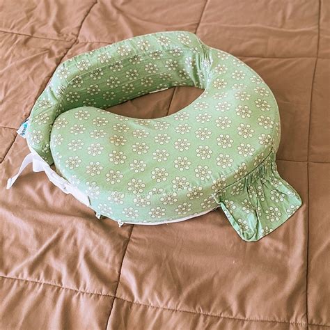 My best friend breastfeeding pillow. The Best Nursing Pillow: Boppy Vs. My Brest Friend ...