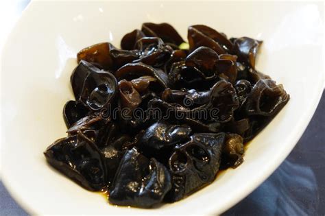 Die infektion mit dem schwarzen pilz ist eigentlich selten. Chinesische Küche, Schwarzer Pilz In Der Soße Stockbild ...
