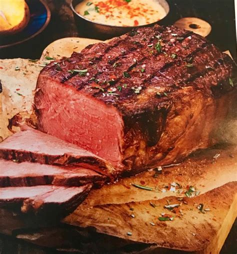 Quando la carne è cotta nel frattempo, se il latte risulta ancora abbastanza liquido, fatelo rapprendere a fuoco alto, mescolando sempre in modo che non si attacchi al fondo. Ricetta Arrosto di manzo con patate - Macelleria e Salumi